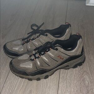 Fila Men's Gray and Black Athletic Sneakers